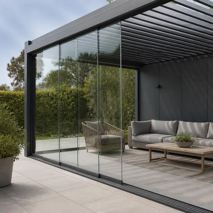 Skjutbara glaspartier i härdat glas som väggparti till pergola